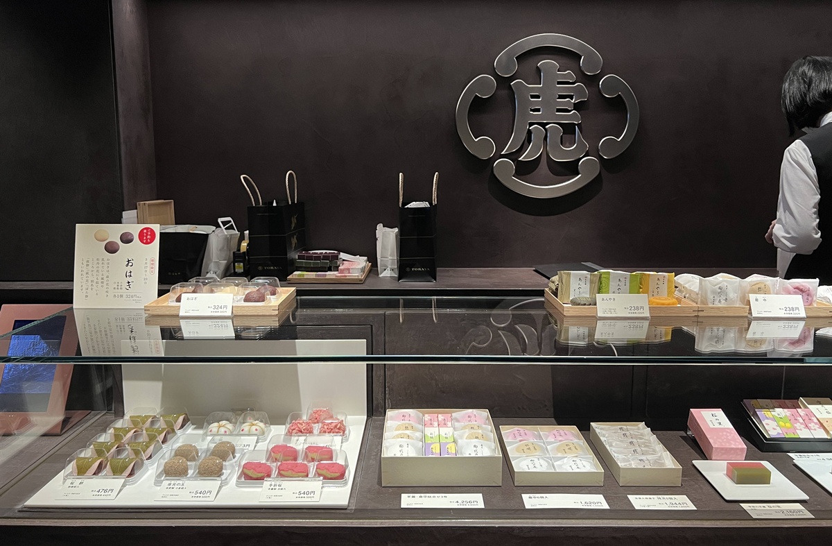 每一盒和菓子，都藏著一位想記住的人！東京銀座甜點散策，沿著中央通走進木村家、空也、虎屋、資生堂Parlour等百年老舖與限定甜點，一次匯集日本五百年的伴手禮文化 @。CJ夫人。