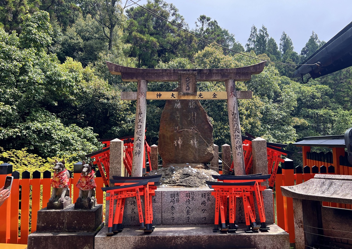 從狐狸神使到千本鳥居，走進一座由願望堆疊而成的山｜京都自由行一定要來的伏見稻荷大社與8個最值得停留的風景 @。CJ夫人。