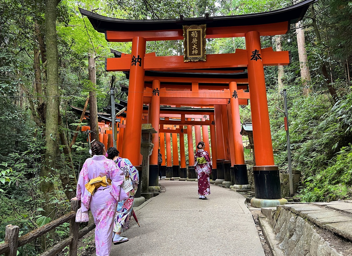 從狐狸神使到千本鳥居，走進一座由願望堆疊而成的山｜京都自由行一定要來的伏見稻荷大社與8個最值得停留的風景 @。CJ夫人。