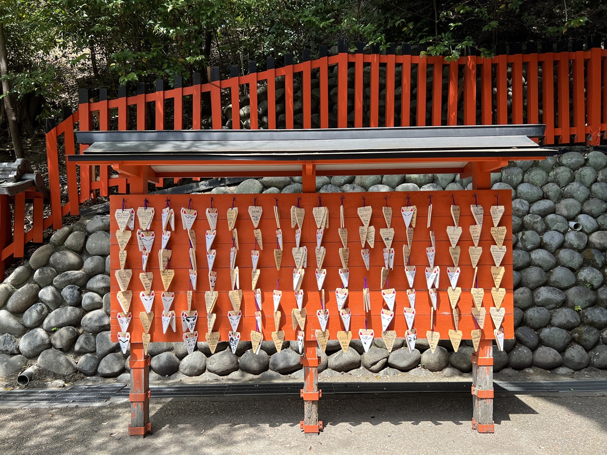 從狐狸神使到千本鳥居，走進一座由願望堆疊而成的山｜京都自由行一定要來的伏見稻荷大社與8個最值得停留的風景 @。CJ夫人。