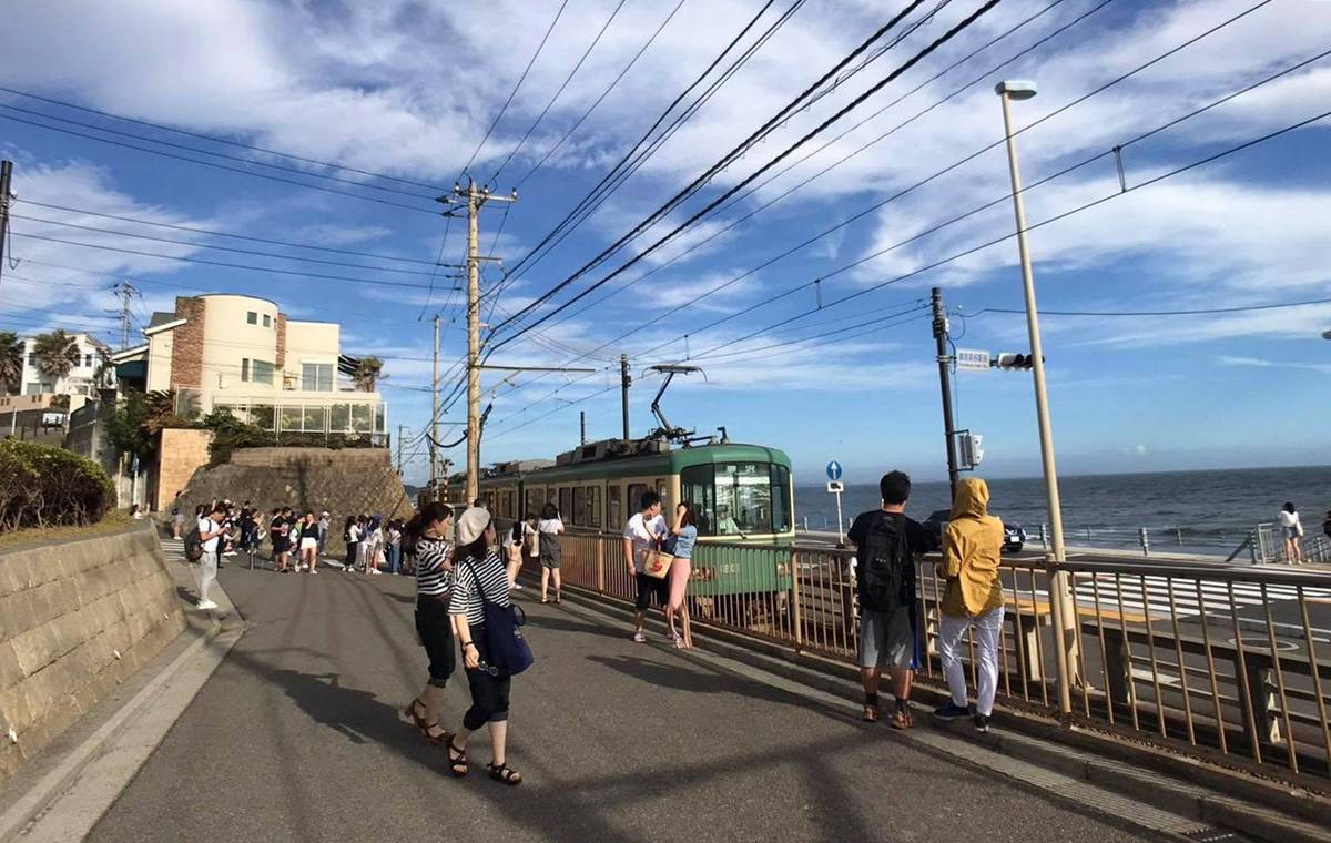 日本青春電影最需要的風景，鎌倉都有！沿著江之電到江之島，把平交道、海岸、電車與夕陽拍成一部屬於自己的青春電影！ @。CJ夫人。
