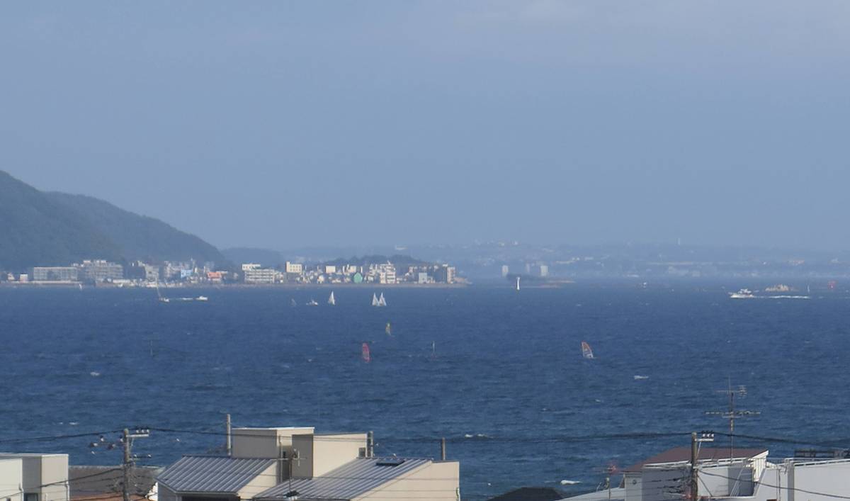 日本青春電影最需要的風景，鎌倉都有！沿著江之電到江之島，把平交道、海岸、電車與夕陽拍成一部屬於自己的青春電影！ @。CJ夫人。