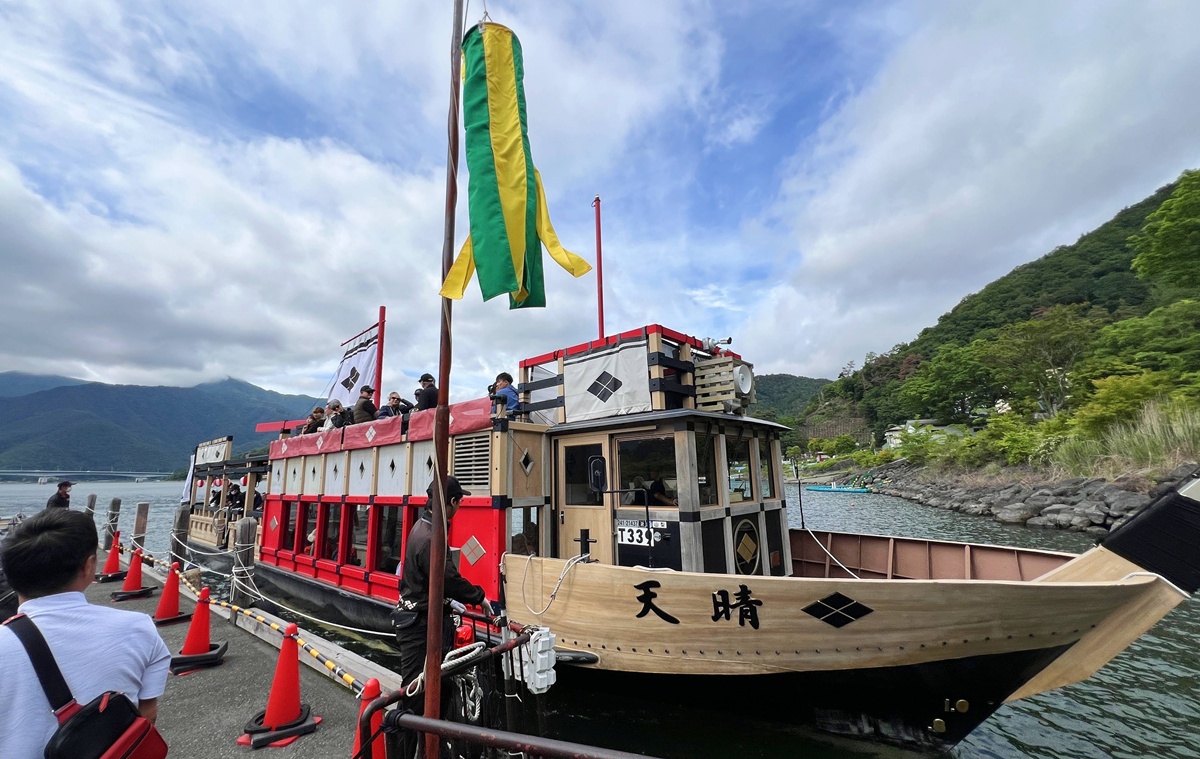 有些風景就是不能催！在河口湖等雲散開，再看一眼富士山吧！ 河口湖自由行6種交通玩法，搭巴士、纜車、遊覽船與單車追一座山 @。CJ夫人。
