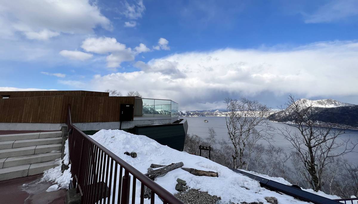 千里迢迢，整個世界都被白雪覆蓋，不過火山口裡還留著一片藍｜北海道道東摩周湖自駕攻略，第一展望台、Kamuy Terrace與第三展望台介紹 @。CJ夫人。