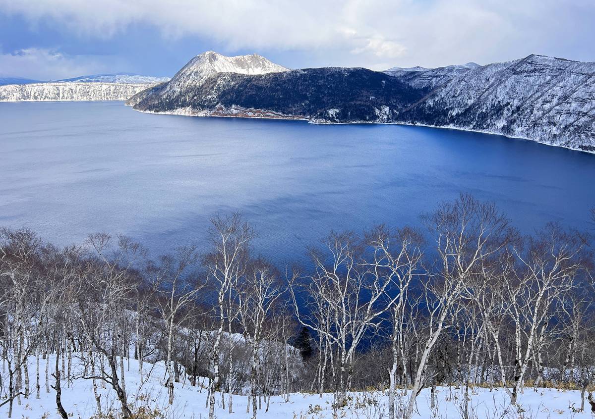 千里迢迢，整個世界都被白雪覆蓋，不過火山口裡還留著一片藍｜北海道道東摩周湖自駕攻略，第一展望台、Kamuy Terrace與第三展望台介紹 @。CJ夫人。