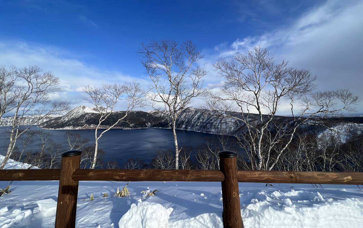千里迢迢，整個世界都被白雪覆蓋，不過火山口裡還留著一片藍｜北海道道東摩周湖自駕攻略，第一展望台、Kamuy Terrace與第三展望台介紹 @。CJ夫人。