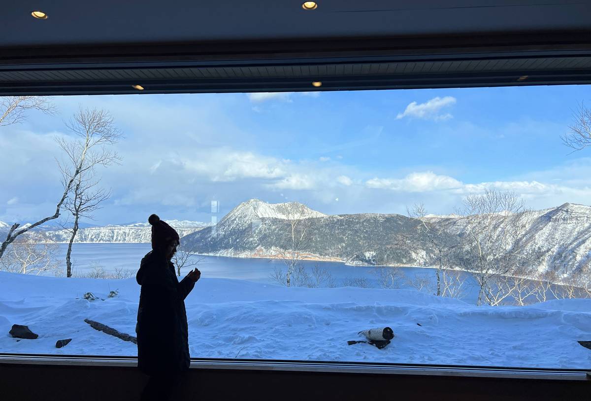 千里迢迢，整個世界都被白雪覆蓋，不過火山口裡還留著一片藍｜北海道道東摩周湖自駕攻略，第一展望台、Kamuy Terrace與第三展望台介紹 @。CJ夫人。