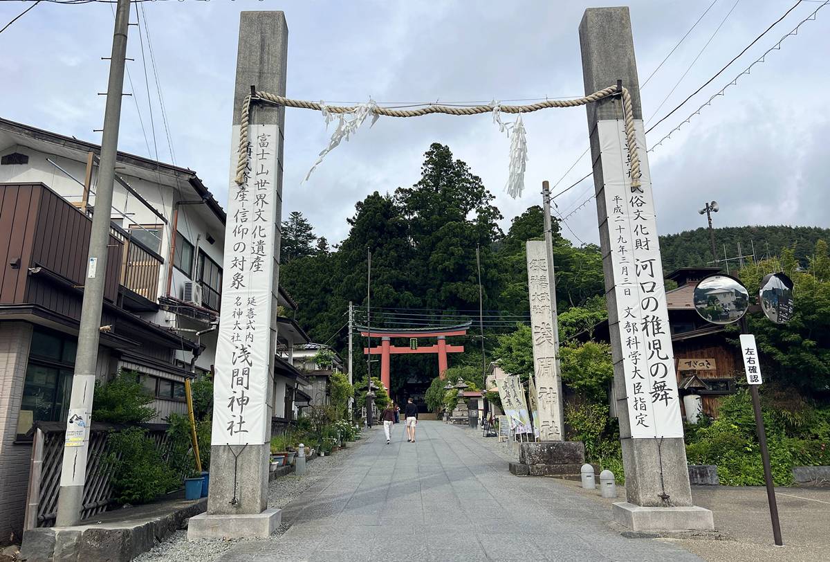 有些風景就是不能催！在河口湖等雲散開，再看一眼富士山吧！ 河口湖自由行6種交通玩法，搭巴士、纜車、遊覽船與單車追一座山 @。CJ夫人。