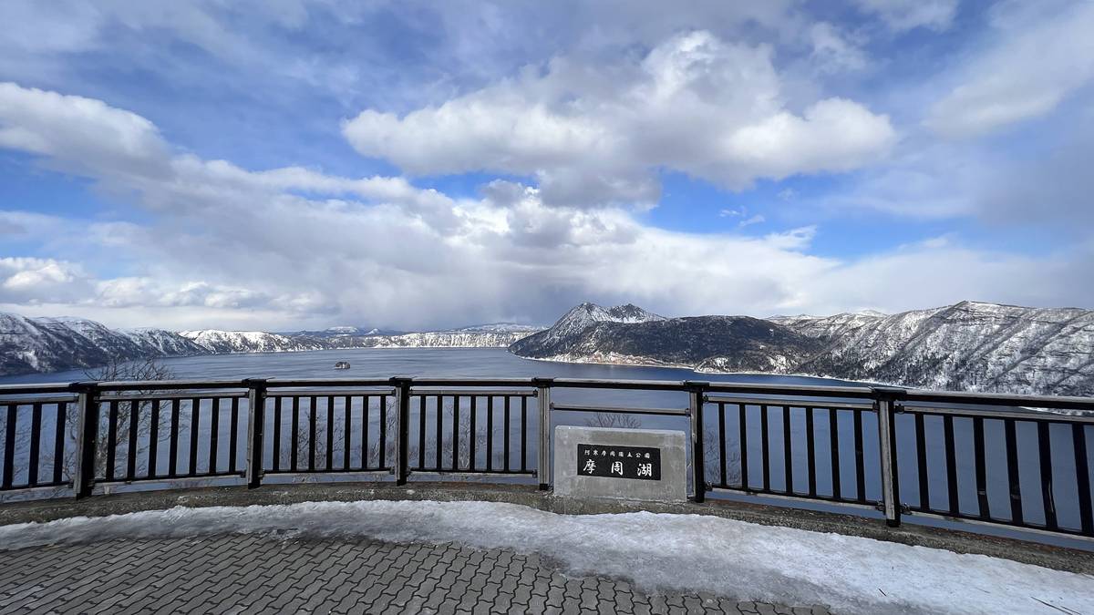 千里迢迢，整個世界都被白雪覆蓋，不過火山口裡還留著一片藍｜北海道道東摩周湖自駕攻略，第一展望台、Kamuy Terrace與第三展望台介紹 @。CJ夫人。