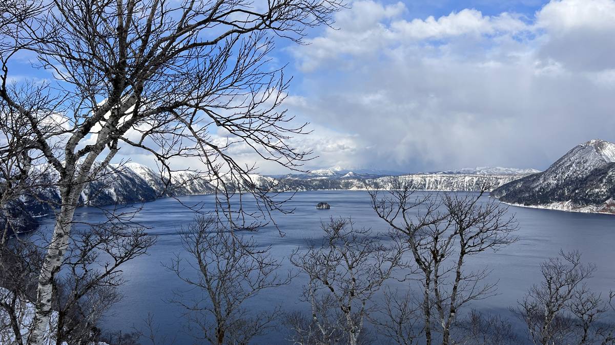 千里迢迢，整個世界都被白雪覆蓋，不過火山口裡還留著一片藍｜北海道道東摩周湖自駕攻略，第一展望台、Kamuy Terrace與第三展望台介紹 @。CJ夫人。