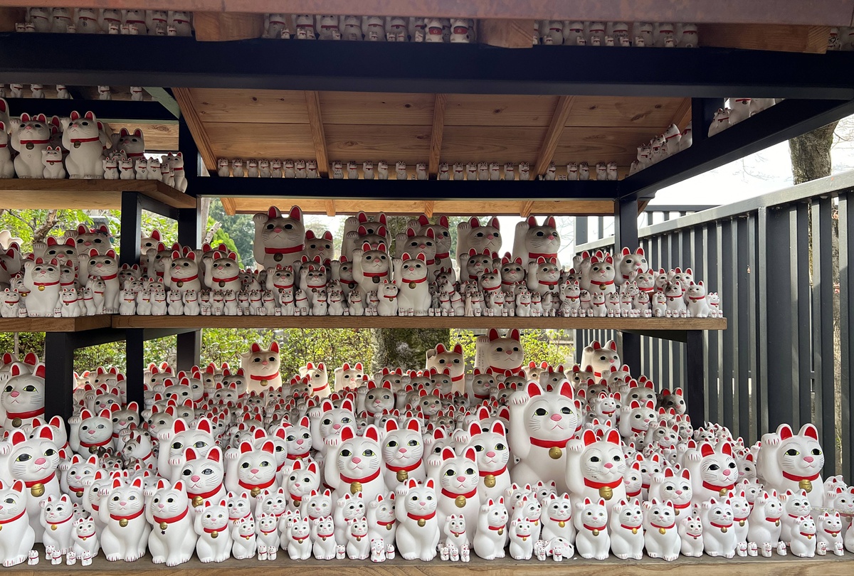 如果幸福有形狀,大概就是一群靜靜舉著右手的白貓|日本東京豪德寺招福貓散策,原來祂是招福貓而非招財貓! @CJ夫人 如果幸福有形狀,大概就是一群靜靜舉著右手的白貓|日本東京豪德寺招福貓散策,原來祂是招福貓而非招財貓! @CJ夫人