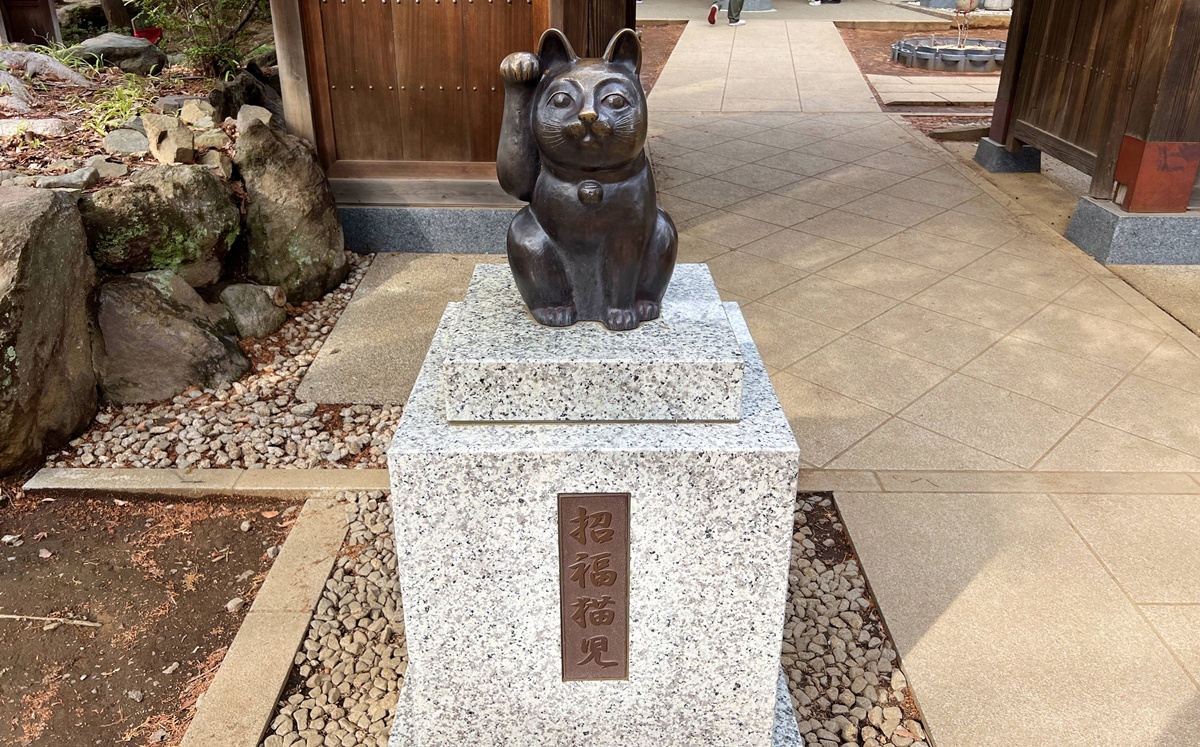 如果幸福有形狀,大概就是一群靜靜舉著右手的白貓|日本東京豪德寺招福貓散策,原來祂是招福貓而非招財貓! @CJ夫人 如果幸福有形狀,大概就是一群靜靜舉著右手的白貓|日本東京豪德寺招福貓散策,原來祂是招福貓而非招財貓! @CJ夫人