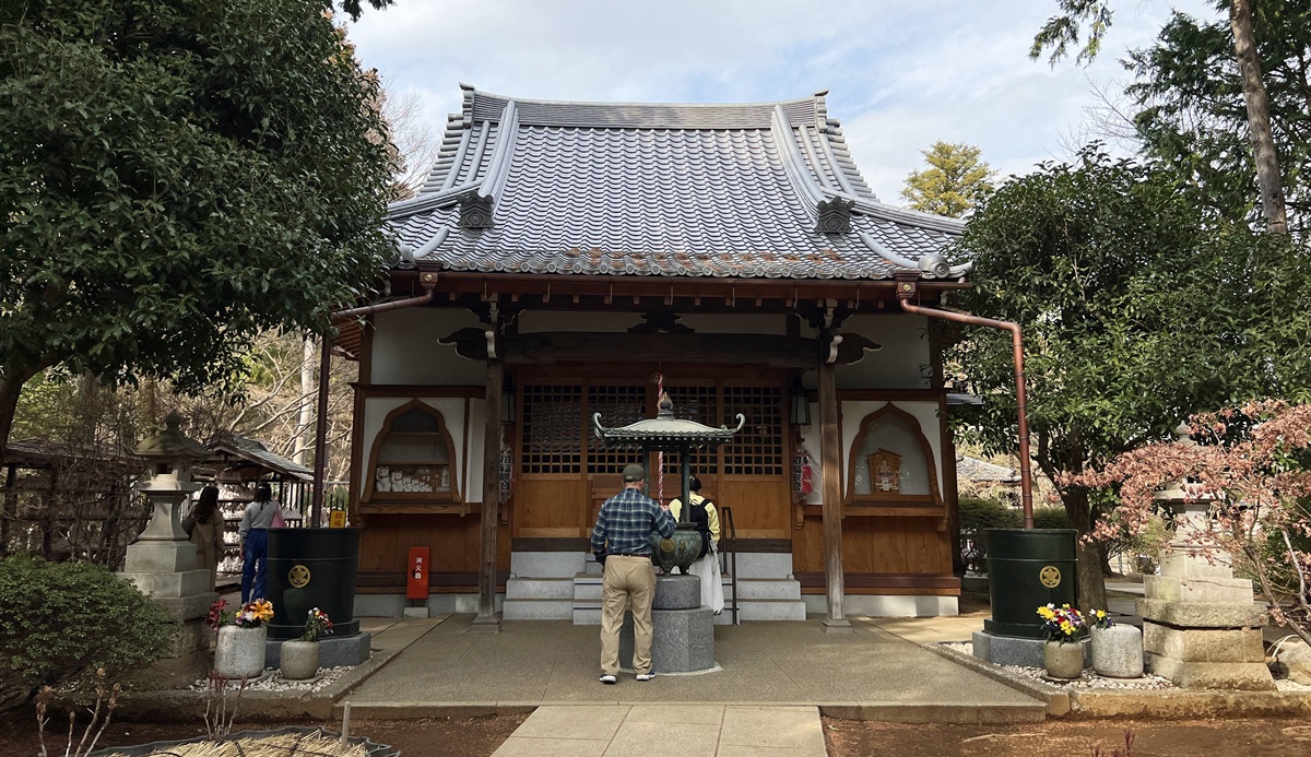 如果幸福有形狀,大概就是一群靜靜舉著右手的白貓|日本東京豪德寺招福貓散策,原來祂是招福貓而非招財貓! @CJ夫人 如果幸福有形狀,大概就是一群靜靜舉著右手的白貓|日本東京豪德寺招福貓散策,原來祂是招福貓而非招財貓! @CJ夫人