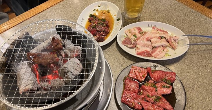 炭火香、燒肉聲與老東京的味道！一個人也能自在吃肉的昭和燒肉老店｜東京新宿老派炭火燒肉推薦 新宿長春館 @CJ夫人