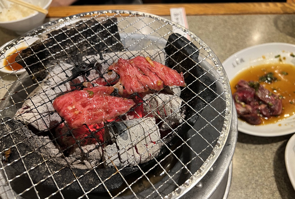 炭火香、燒肉聲與老東京的味道!一個人也能自在吃肉的昭和燒肉老店|東京新宿老派炭火燒肉推薦 新宿長春館 @CJ夫人 炭火香、燒肉聲與老東京的味道!一個人也能自在吃肉的昭和燒肉老店|東京新宿老派炭火燒肉推薦 新宿長春館 @CJ夫人