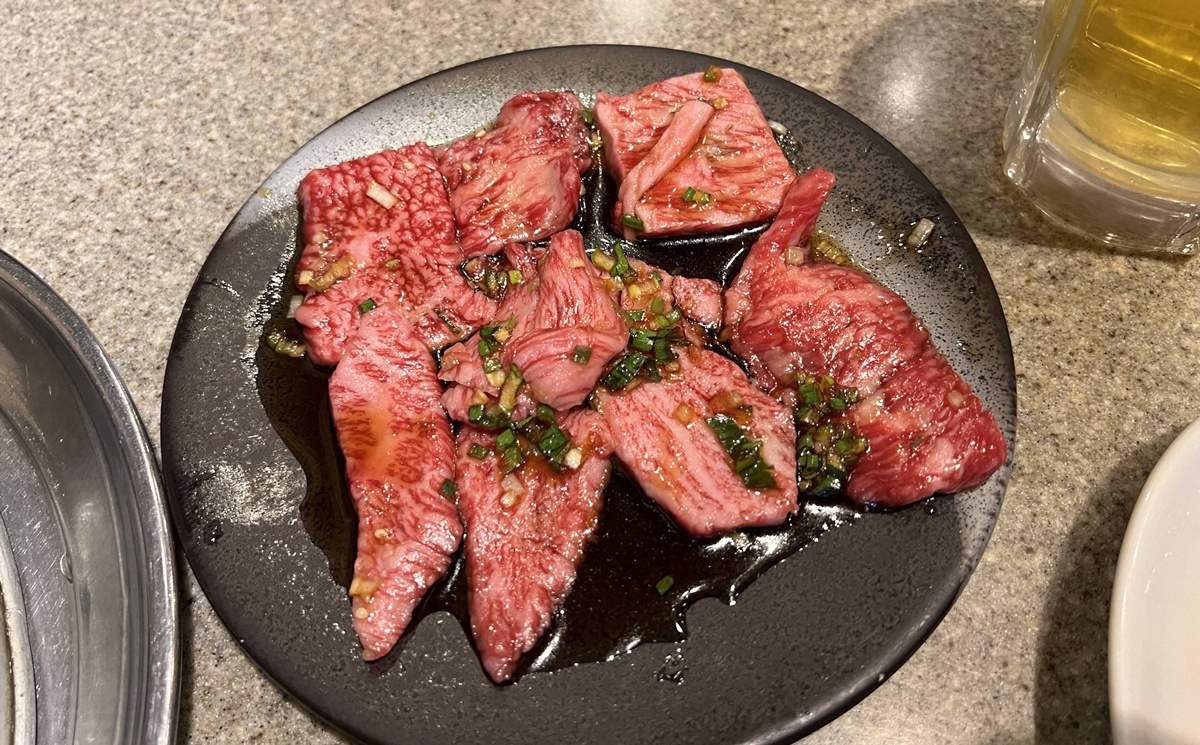 炭火香、燒肉聲與老東京的味道！一個人也能自在吃肉的昭和燒肉老店｜東京新宿老派炭火燒肉推薦 新宿長春館 @CJ夫人