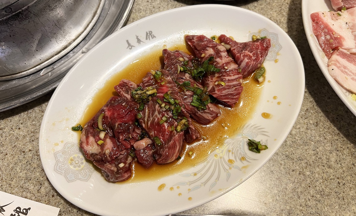 炭火香、燒肉聲與老東京的味道！一個人也能自在吃肉的昭和燒肉老店｜東京新宿老派炭火燒肉推薦 新宿長春館 @CJ夫人