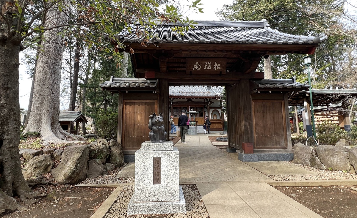 如果幸福有形狀,大概就是一群靜靜舉著右手的白貓|日本東京豪德寺招福貓散策,原來祂是招福貓而非招財貓! @CJ夫人 如果幸福有形狀,大概就是一群靜靜舉著右手的白貓|日本東京豪德寺招福貓散策,原來祂是招福貓而非招財貓! @CJ夫人