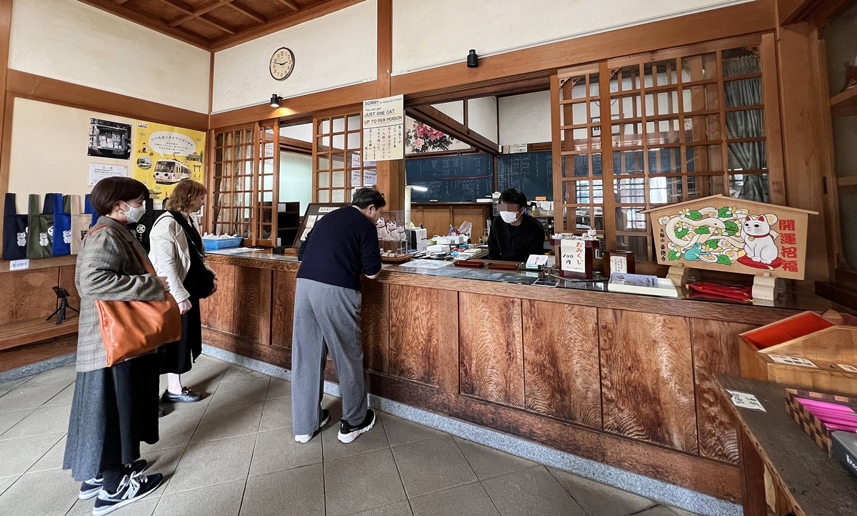 如果幸福有形狀，大概就是一群靜靜舉著右手的白貓｜日本東京豪德寺招福貓散策，原來祂是招福貓而非招財貓！ @CJ夫人