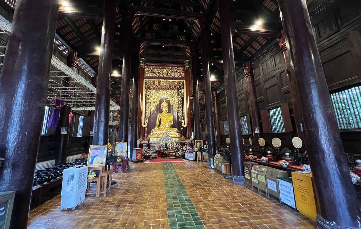 陽光照進清邁古城，整座城市泛著富饒金｜清邁古城四座蘭納佛寺巡禮：帕邢寺、柴迪隆寺、盼道寺與杰林寺 @。CJ夫人。