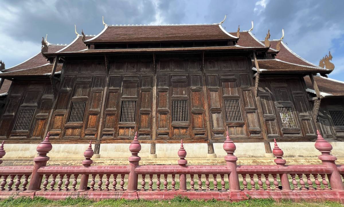 陽光照進清邁古城，整座城市泛著富饒金｜清邁古城四座蘭納佛寺巡禮：帕邢寺、柴迪隆寺、盼道寺與杰林寺 @。CJ夫人。