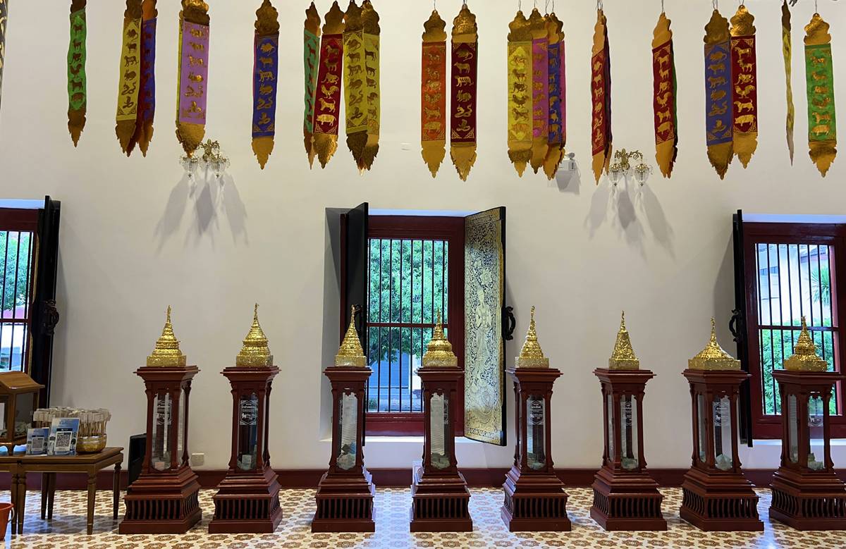 陽光照進清邁古城，整座城市泛著富饒金｜清邁古城四座蘭納佛寺巡禮：帕邢寺、柴迪隆寺、盼道寺與杰林寺 @。CJ夫人。