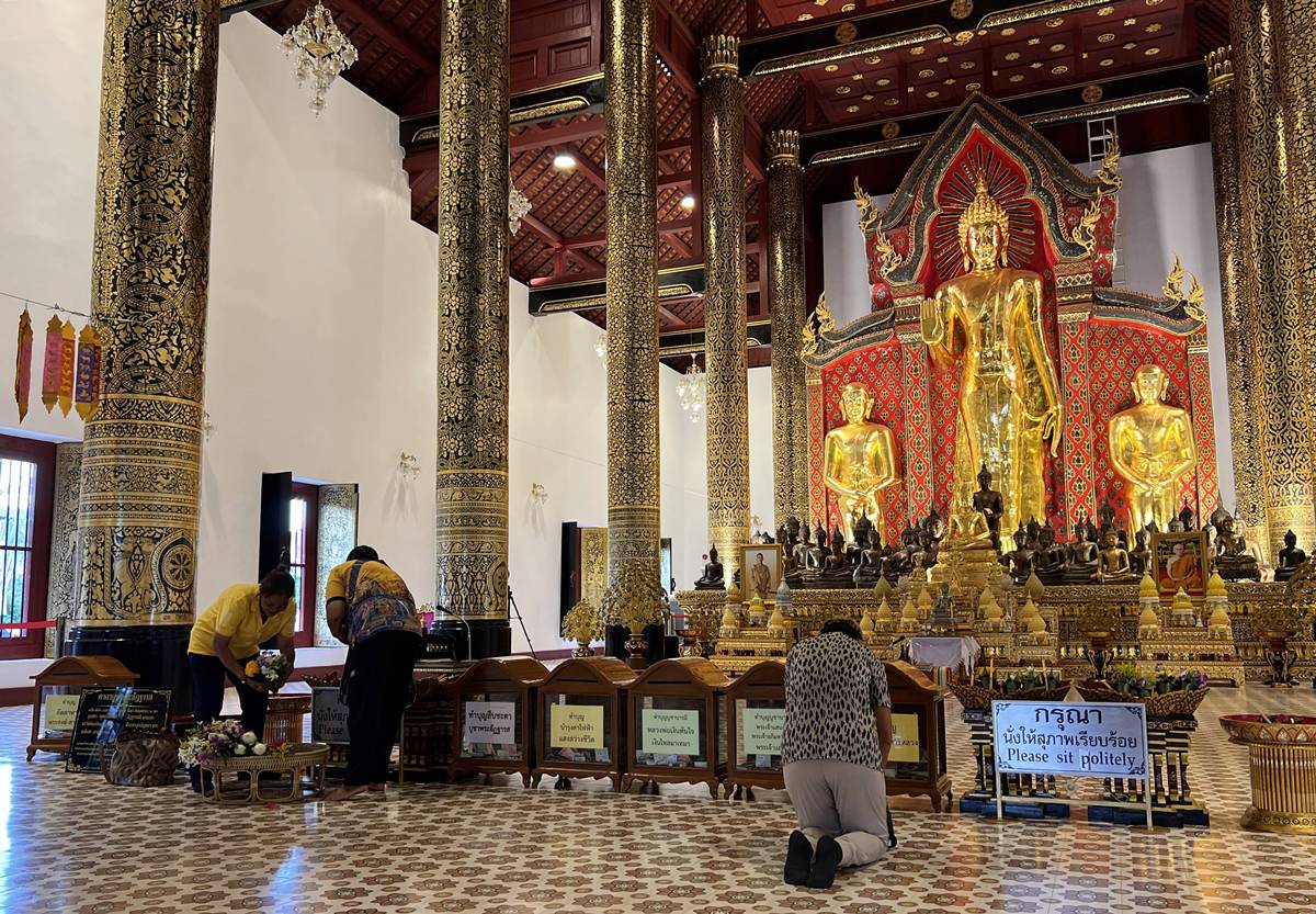 陽光照進清邁古城，整座城市泛著富饒金｜清邁古城四座蘭納佛寺巡禮：帕邢寺、柴迪隆寺、盼道寺與杰林寺 @。CJ夫人。