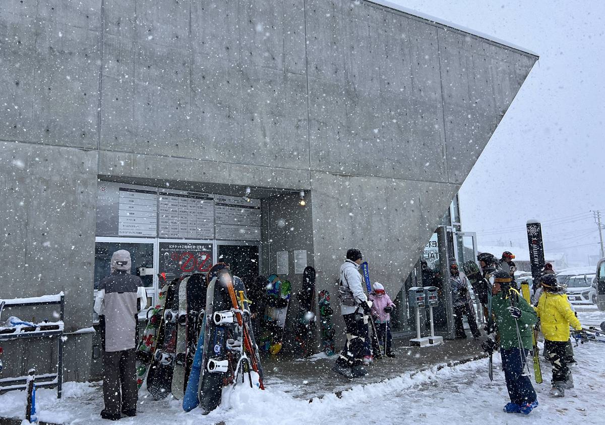 日本滑雪一定要準備的保暖雪靴與防滑雪鞋挑選攻略｜北海道雪地防水、防滑、保暖以及最容易跌倒的6種路況 @。CJ夫人。