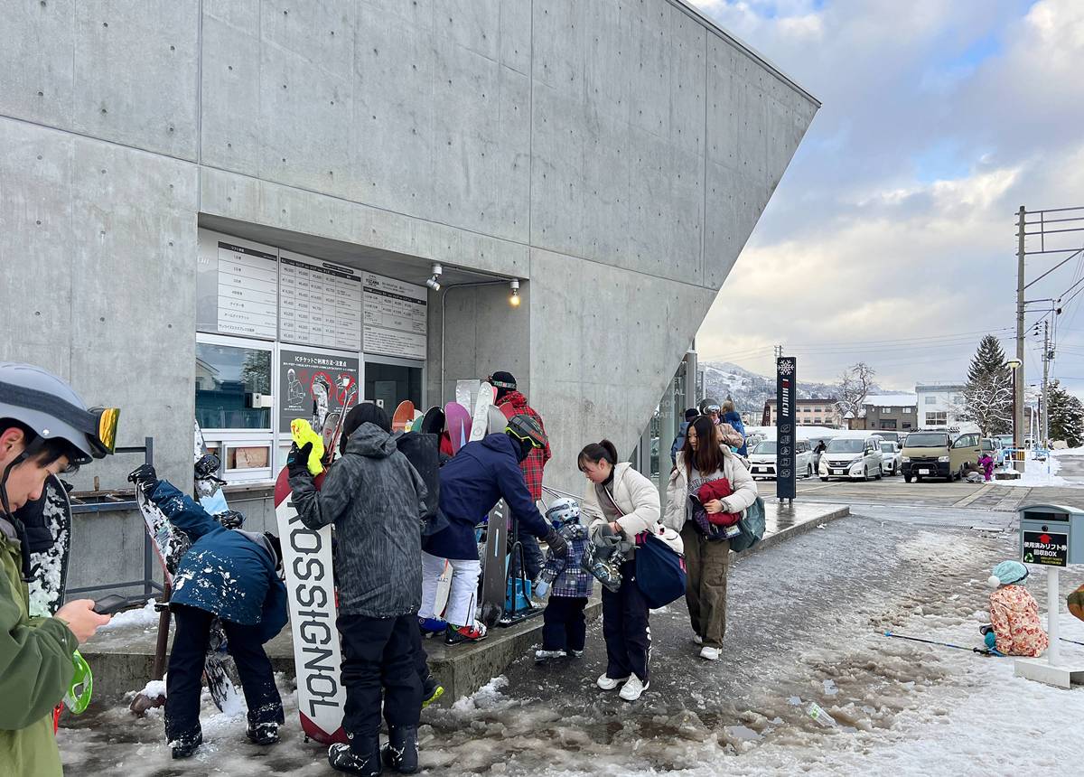 日本滑雪一定要準備的保暖雪靴與防滑雪鞋挑選攻略｜北海道雪地防水、防滑、保暖以及最容易跌倒的6種路況 @。CJ夫人。