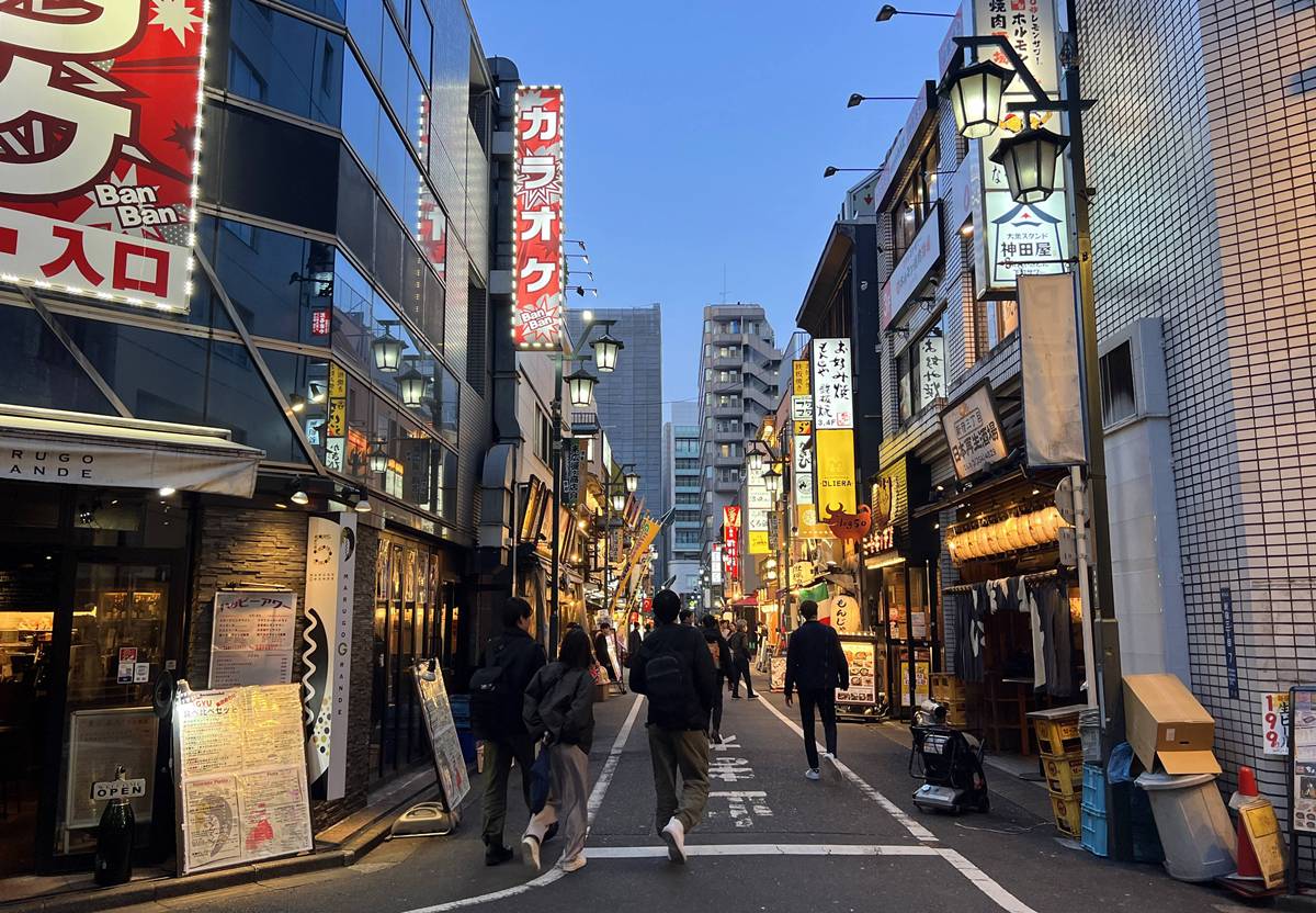 炭火香、燒肉聲與老東京的味道！一個人也能自在吃肉的昭和燒肉老店｜東京新宿老派炭火燒肉推薦 新宿長春館 @CJ夫人