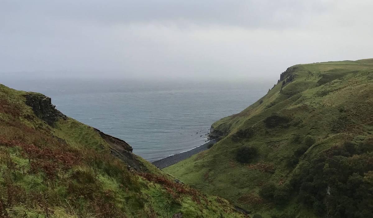 北緯57度的天空島，離北極圈不遠了！英國蘇格蘭天空島（Isle of Skye）三天兩夜自駕旅行，一座由地質決定今日走進山脈、峽谷、懸崖或瀑布的島嶼！ @CJ夫人