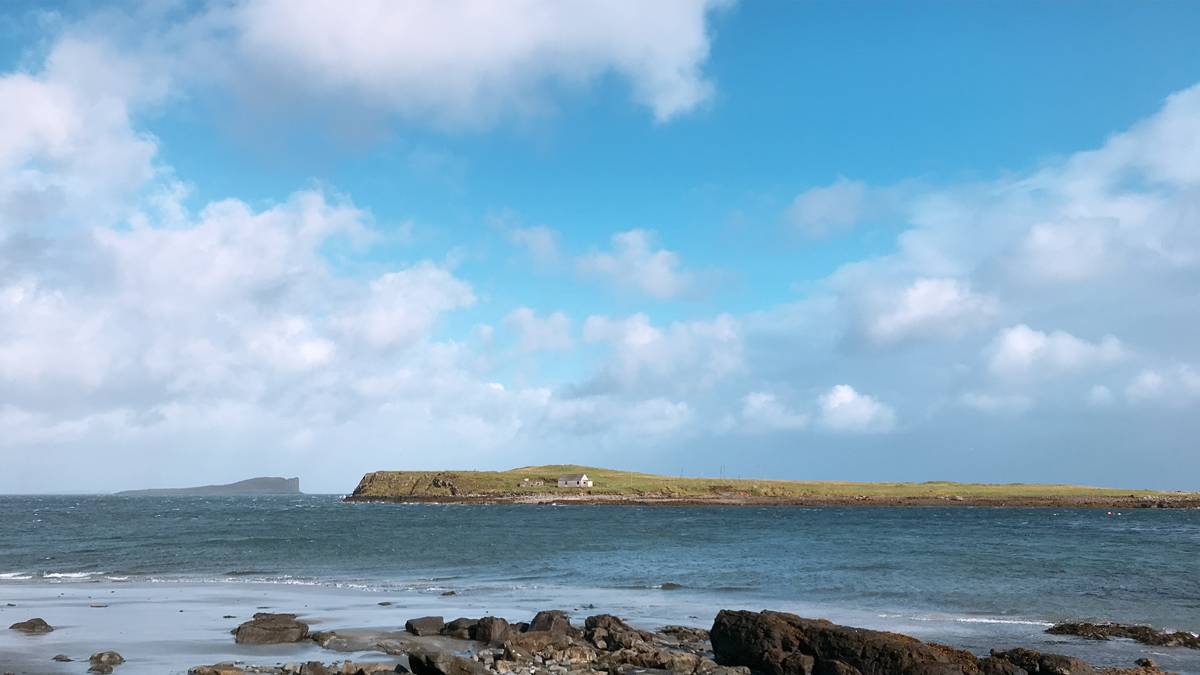 北緯57度的天空島，離北極圈不遠了！英國蘇格蘭天空島（Isle of Skye）三天兩夜自駕旅行，一座由地質決定今日走進山脈、峽谷、懸崖或瀑布的島嶼！ @CJ夫人