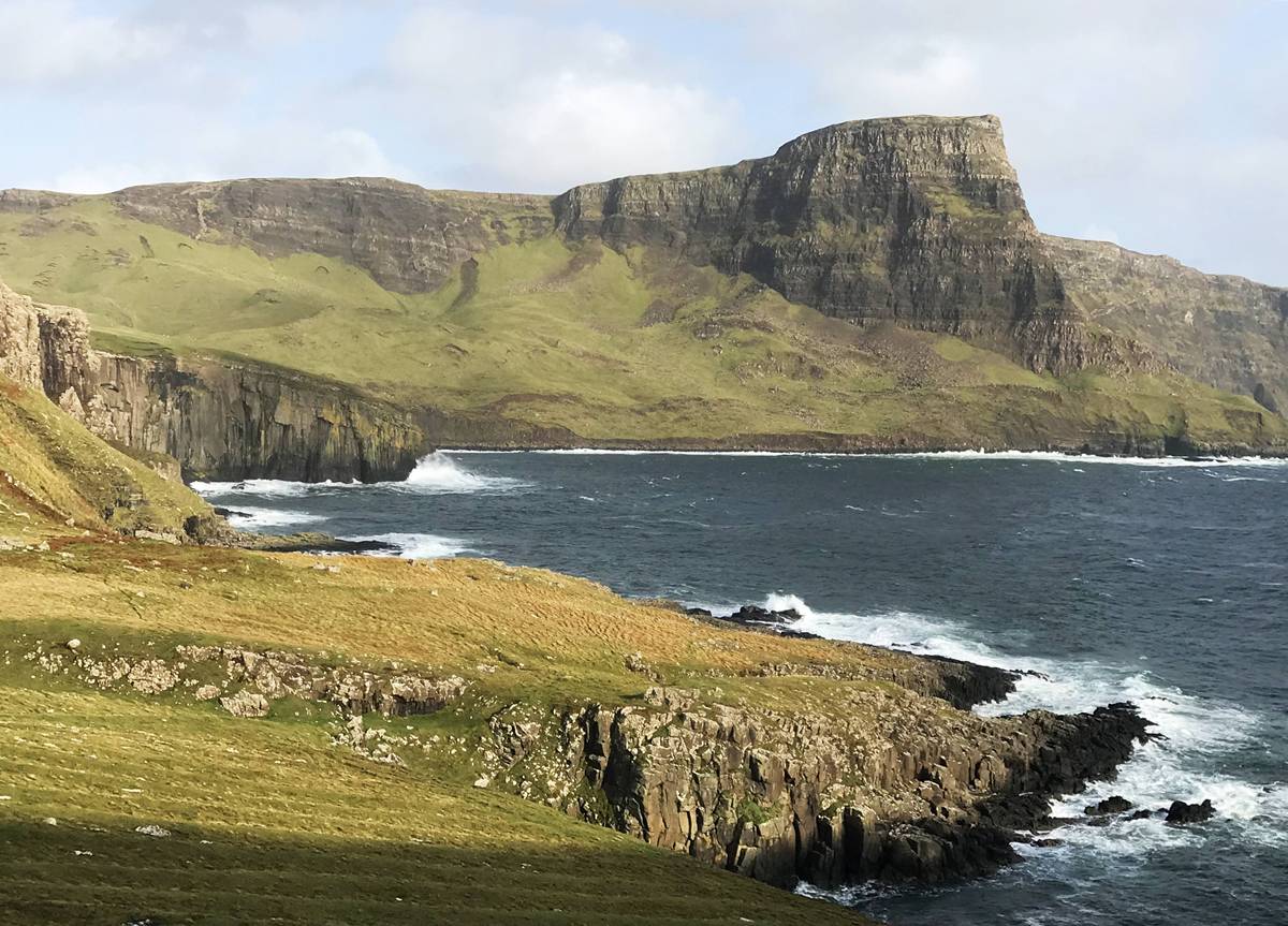 北緯57度的天空島，離北極圈不遠了！英國蘇格蘭天空島（Isle of Skye）三天兩夜自駕旅行，一座由地質決定今日走進山脈、峽谷、懸崖或瀑布的島嶼！ @CJ夫人