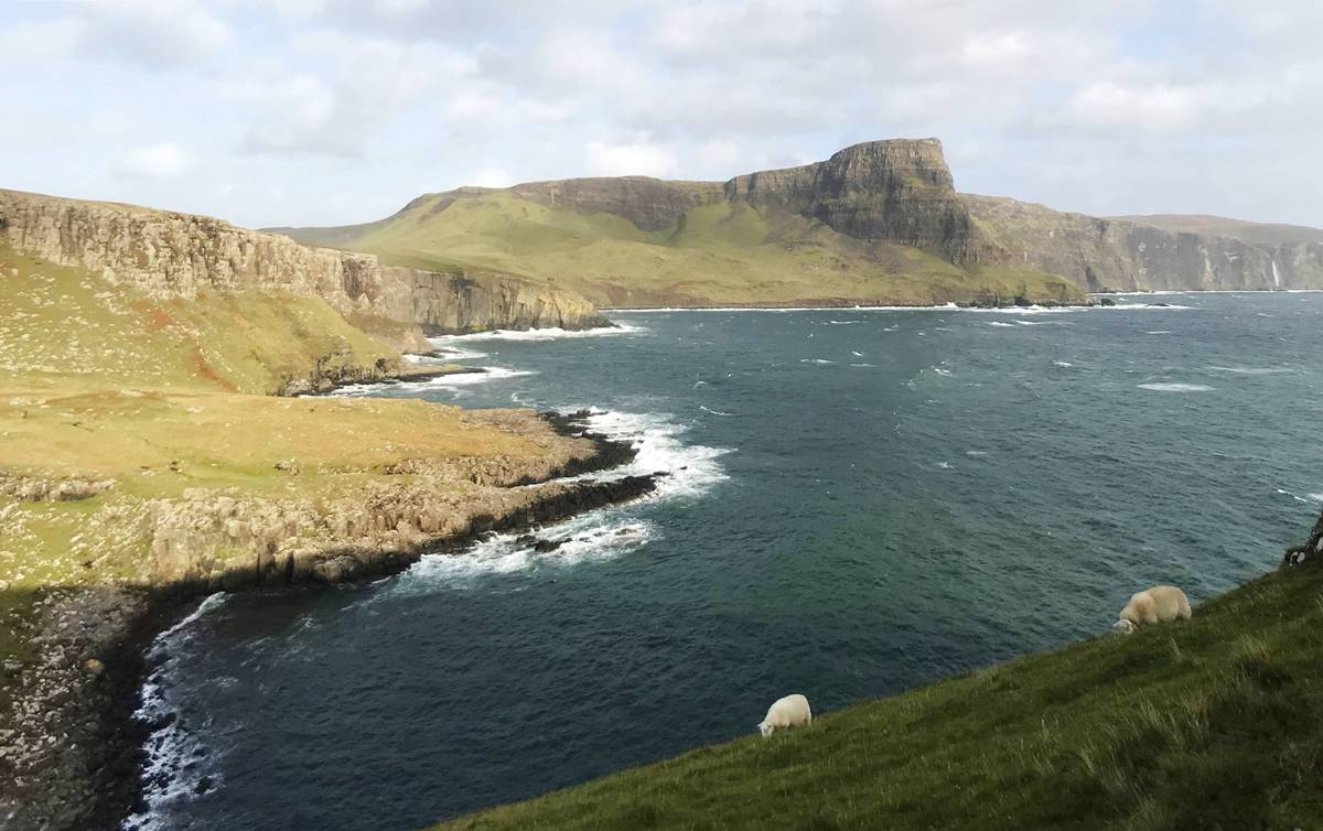北緯57度的天空島，離北極圈不遠了！英國蘇格蘭天空島（Isle of Skye）三天兩夜自駕旅行，一座由地質決定今日走進山脈、峽谷、懸崖或瀑布的島嶼！ @CJ夫人