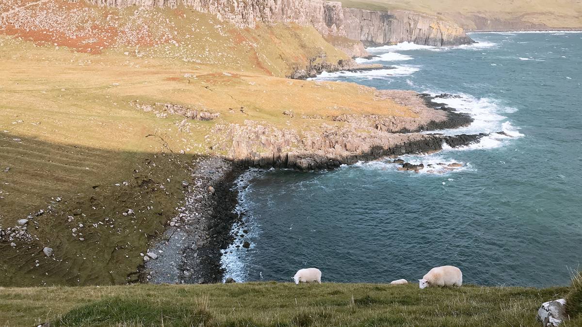 北緯57度的天空島，離北極圈不遠了！英國蘇格蘭天空島（Isle of Skye）三天兩夜自駕旅行，一座由地質決定今日走進山脈、峽谷、懸崖或瀑布的島嶼！ @CJ夫人