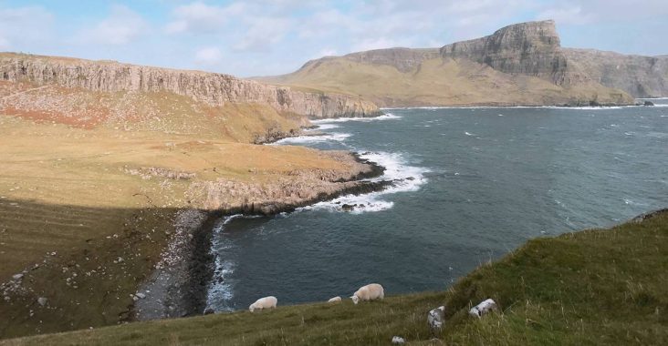 北緯57度的天空島，離北極圈不遠了！英國蘇格蘭天空島（Isle of Skye）三天兩夜自駕旅行，一座由地質決定今日走進山脈、峽谷、懸崖或瀑布的島嶼！ @。CJ夫人。