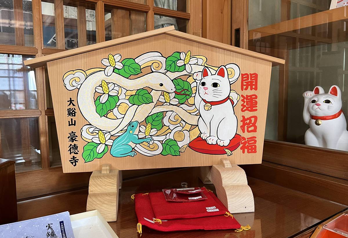 如果幸福有形狀，大概就是一群靜靜舉著右手的白貓｜日本東京豪德寺招福貓散策，原來祂是招福貓而非招財貓！ @CJ夫人
